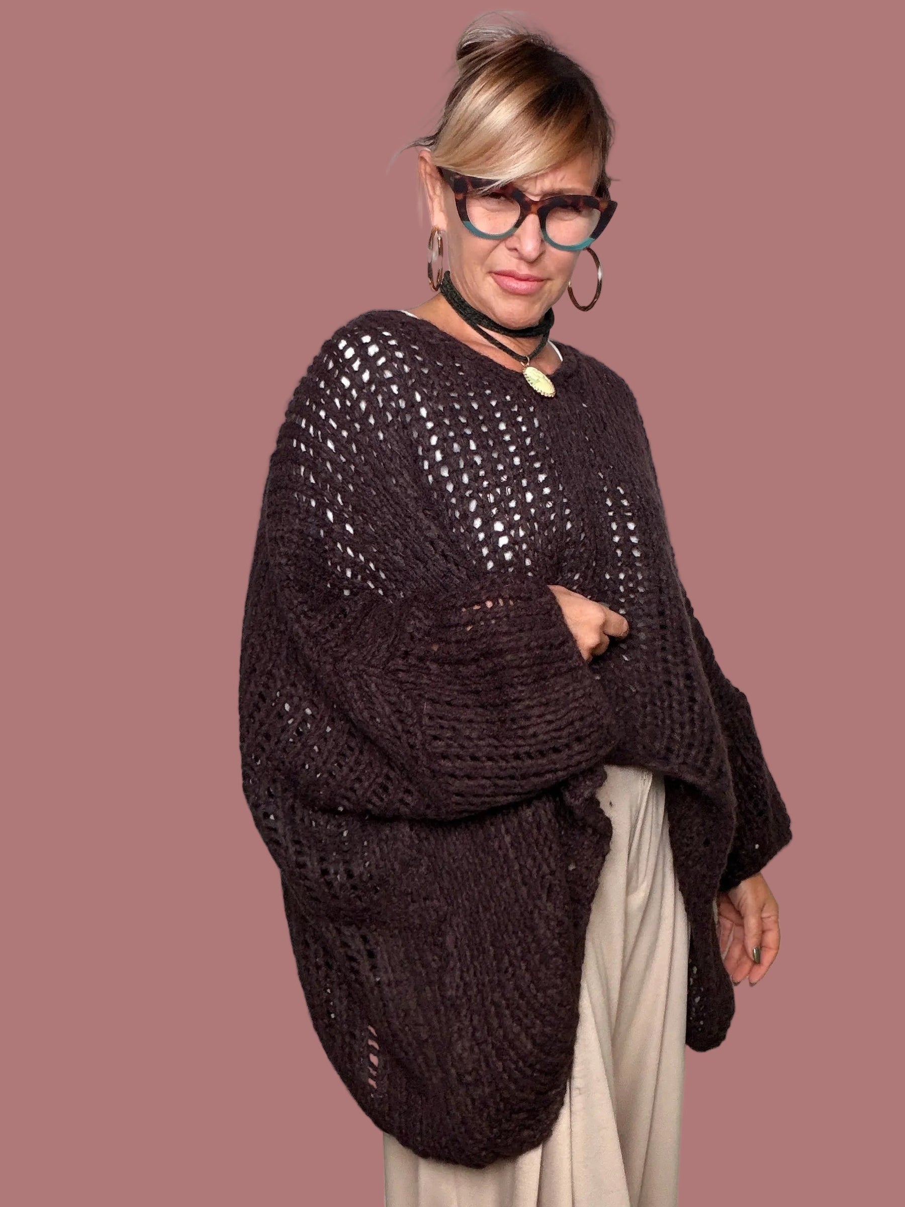 Maglia oversize marrone a rete Flo&Poi, vista di tre quarti