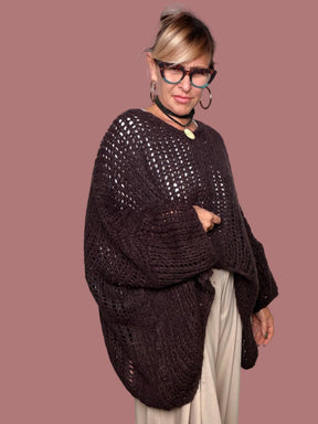 Maglia oversize marrone a rete Flo&Poi, vista di tre quarti