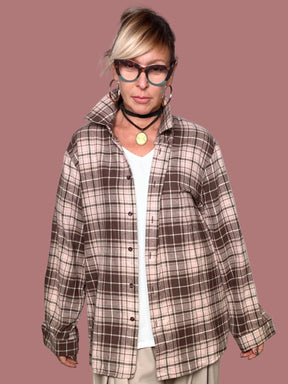 Camicia over a quadri moro, vista frontale con braccia aperte