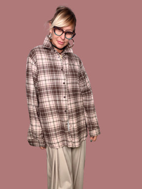 Camicia a quadri moro e beige rosato indossata aperta