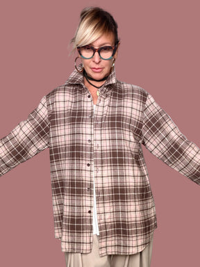 Camicia over a quadri moro in cotone indossata chiusa