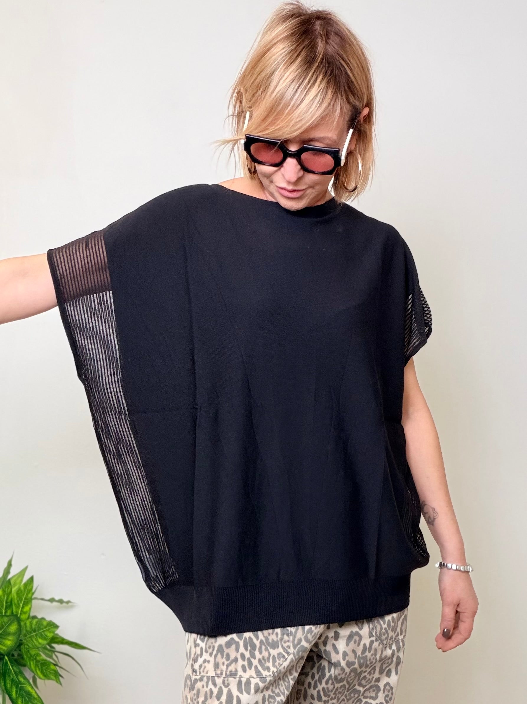 Maglia Oversize Nera con Inserti Traforati