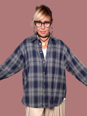 Camicia a quadri blu e grigio, vista frontale con braccia aperte