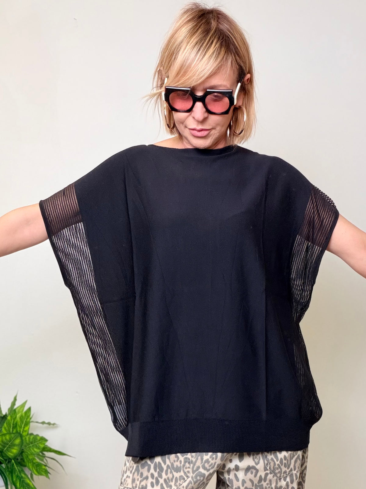 Maglia Oversize Nera con Inserti Traforati
