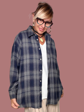 Camicia over a quadri blu e grigio indossata aperta