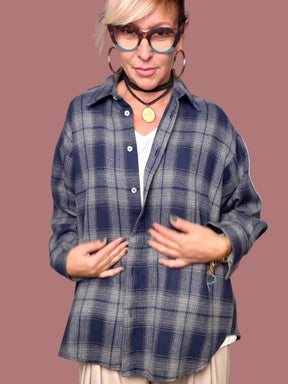 Dettaglio del colletto e dei bottoni della camicia blu a quadri