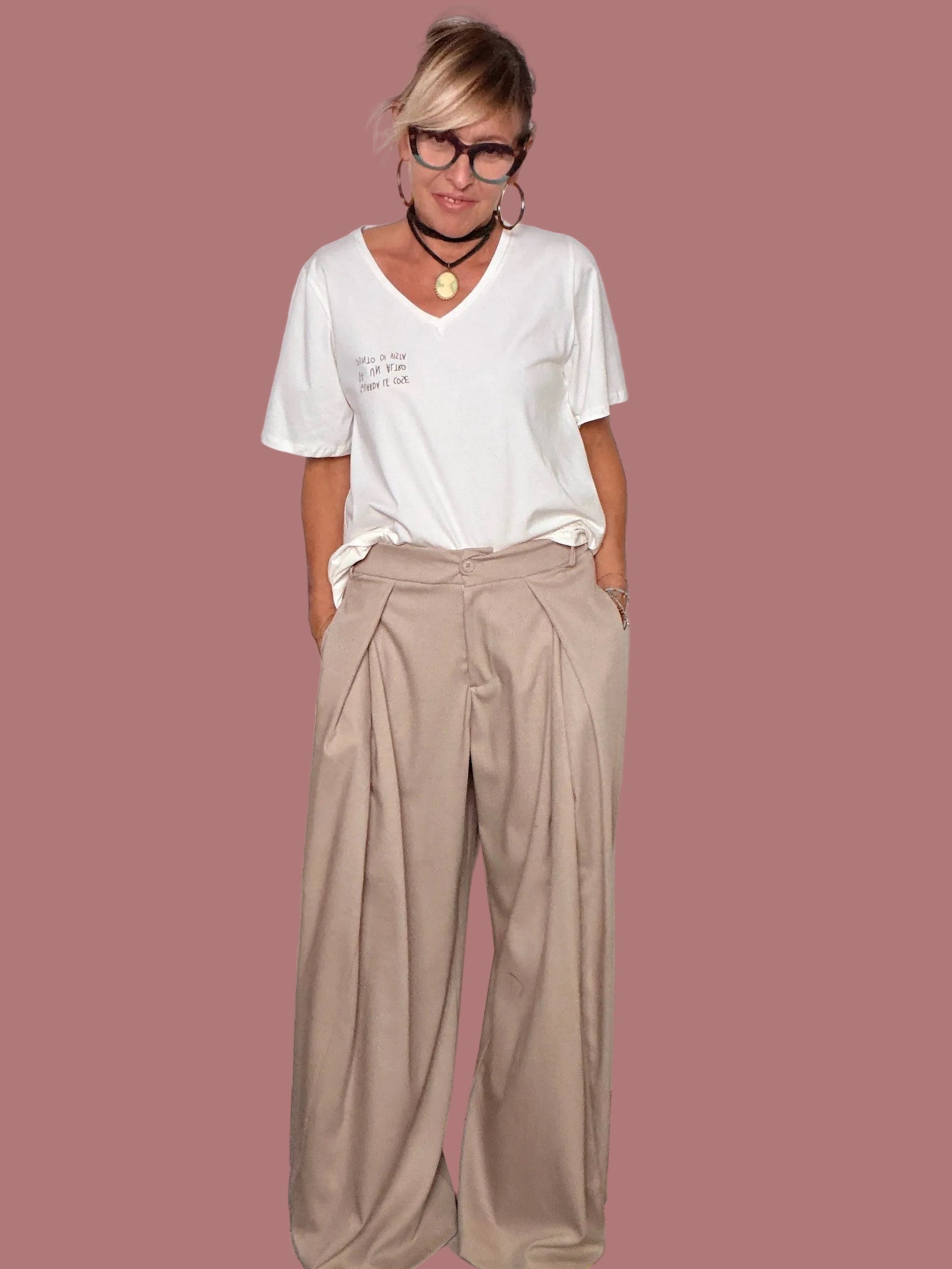 Pantalone palazzo beige con pinces frontali e tasche