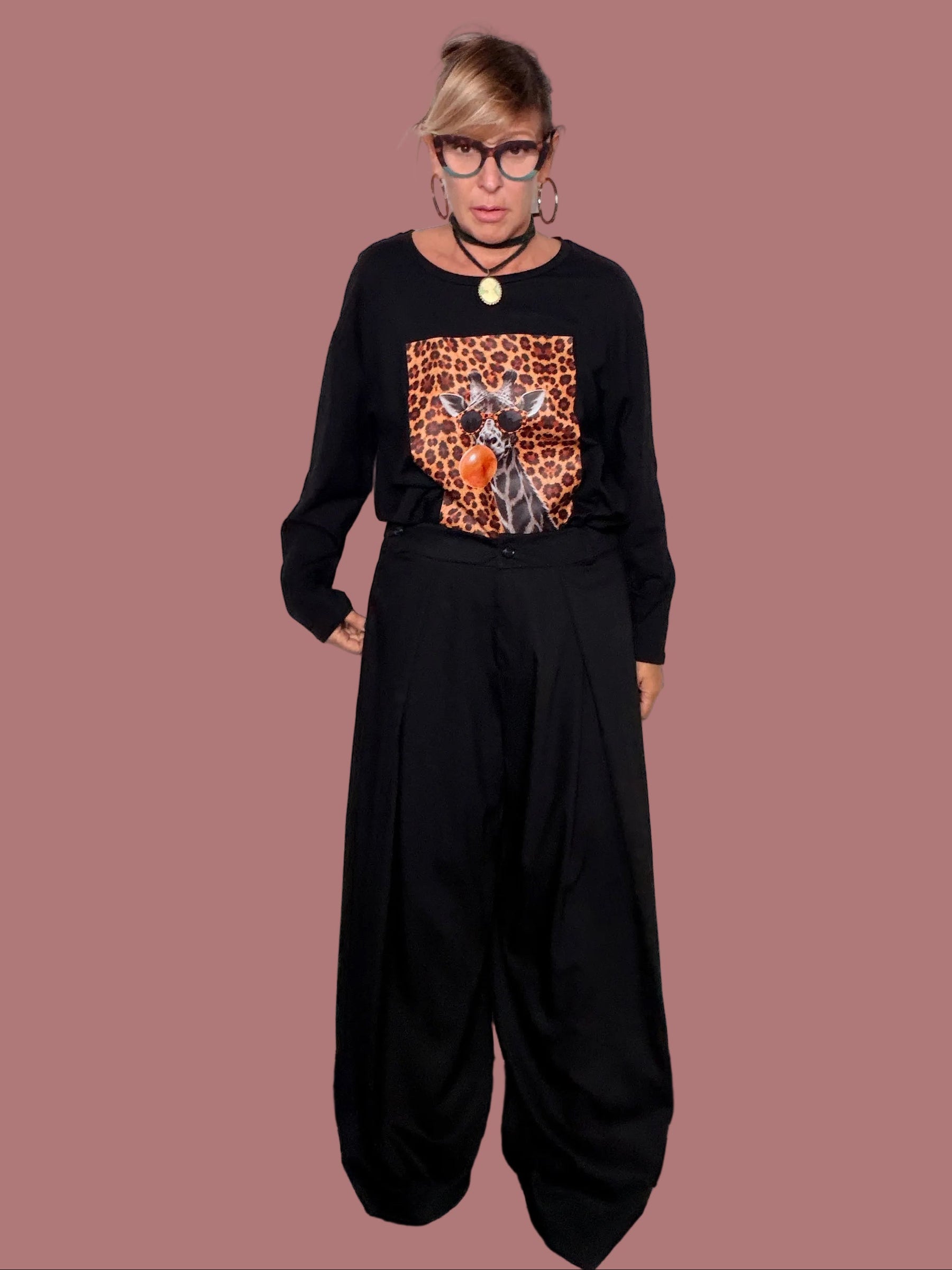 Pantalone palazzo nero con pinces, indossato con maglia stampata