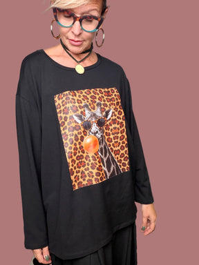 T-shirt giraffa DEJA VU abbinata a pantaloni neri ampi