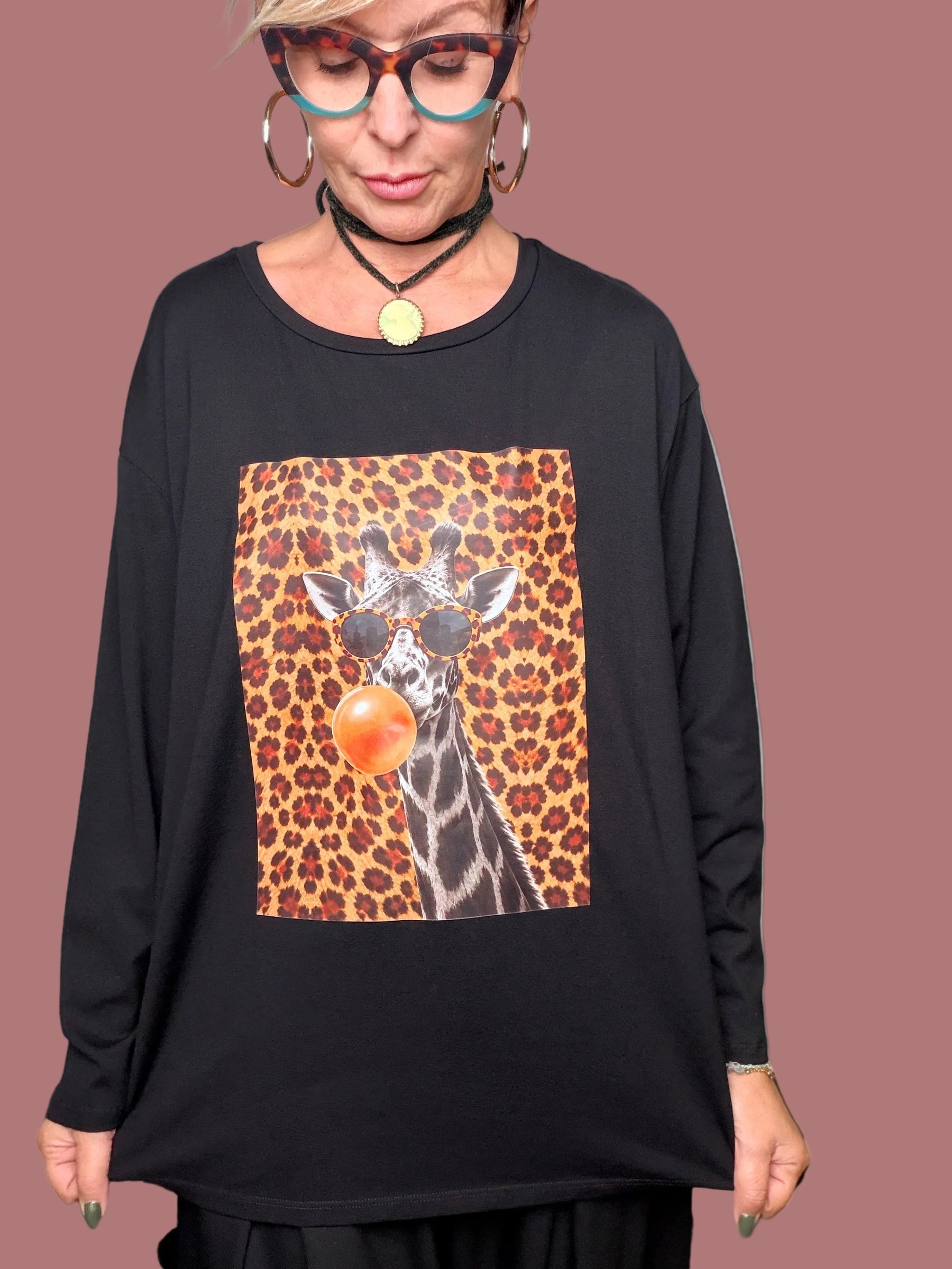 T-shirt nera DEJA VU con giraffa e sfondo animalier, vista frontale
