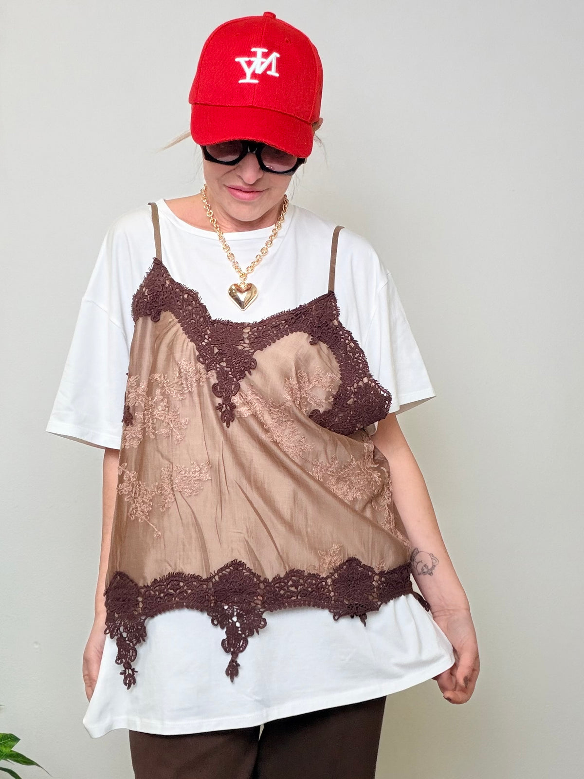 T-shirt Oversize Bianca con Canotta Ricamata Layering