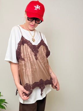 T-shirt Oversize Bianca con Canotta Ricamata Layering