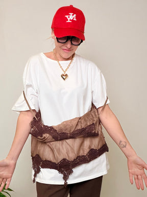 T-shirt Oversize Bianca con Canotta Ricamata Layering