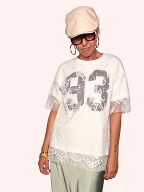 T-Shirt Oversize con Pizzo Floreale e Grafica "93"