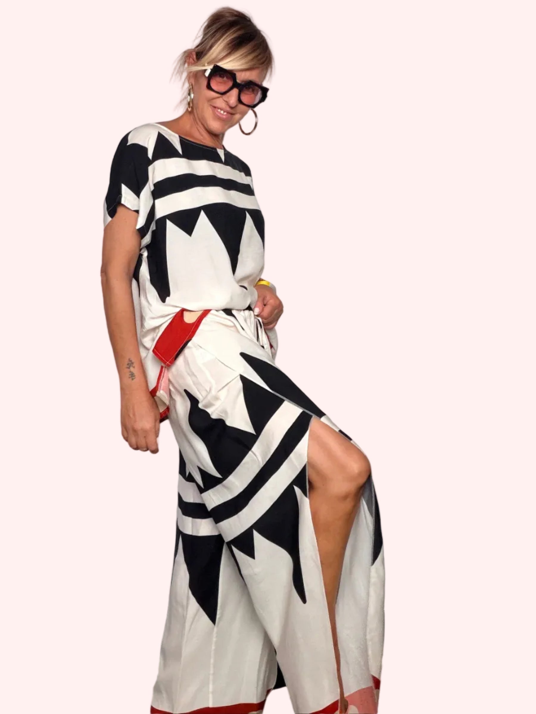 Pantalone fantasia geometrica bianco nero - vista laterale con spacco