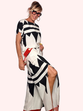 Pantalone fantasia geometrica bianco nero - vista laterale con spacco