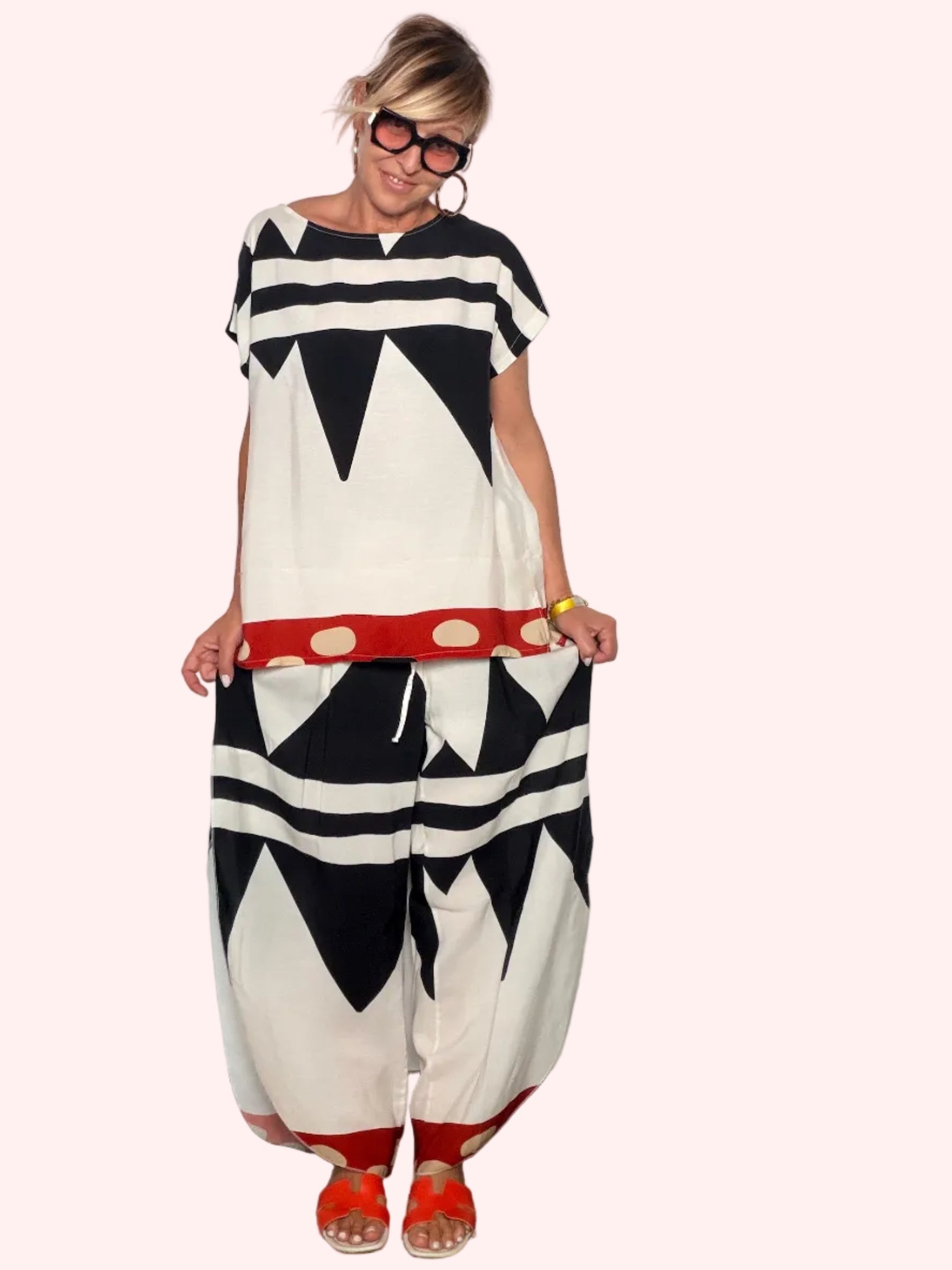 Pantalone fantasia geometrica bianco nero - look completo con top coordinato