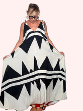 Abito maxi fantasia geometrica bianco nero - vista frontale ampia