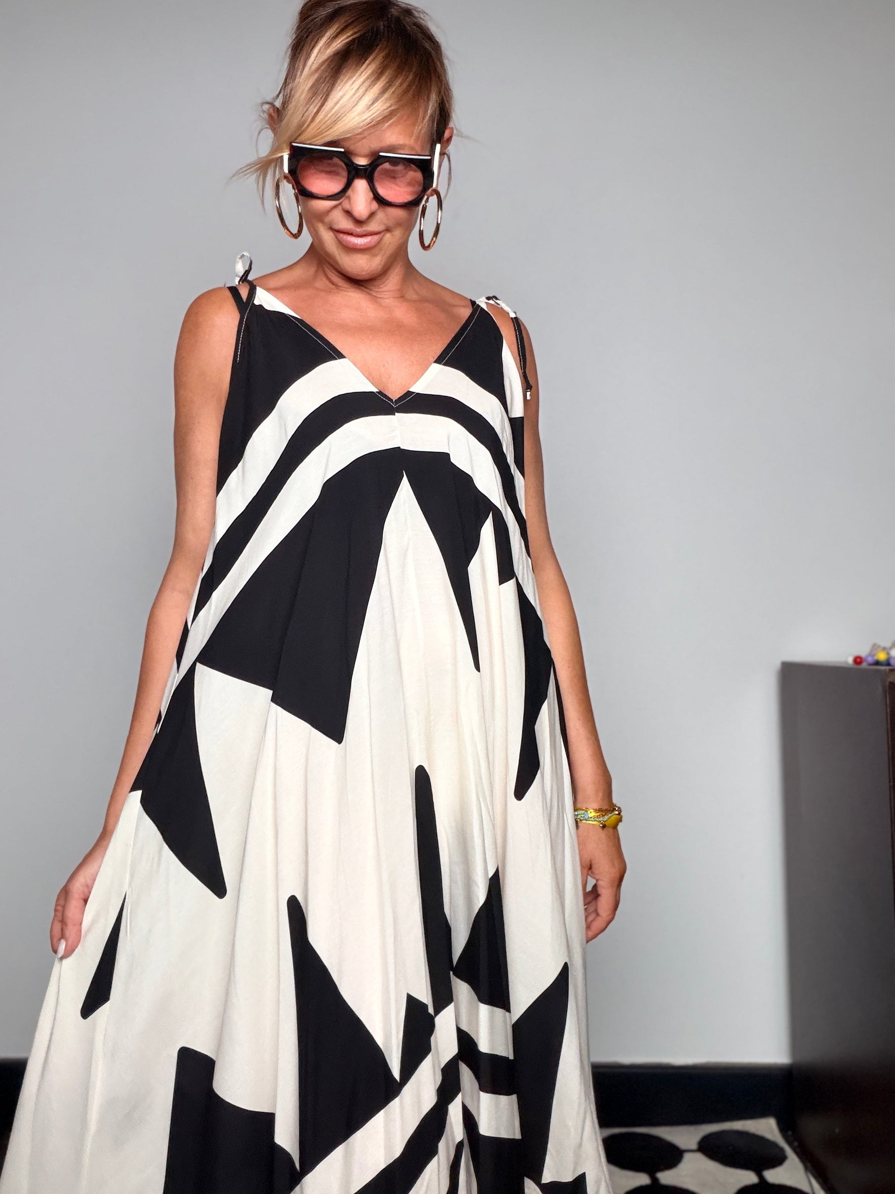Abito maxi fantasia geometrica bianco nero - scollo a V e bretelle
