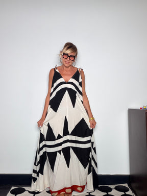 Abito maxi fantasia geometrica bianco nero - look completo
