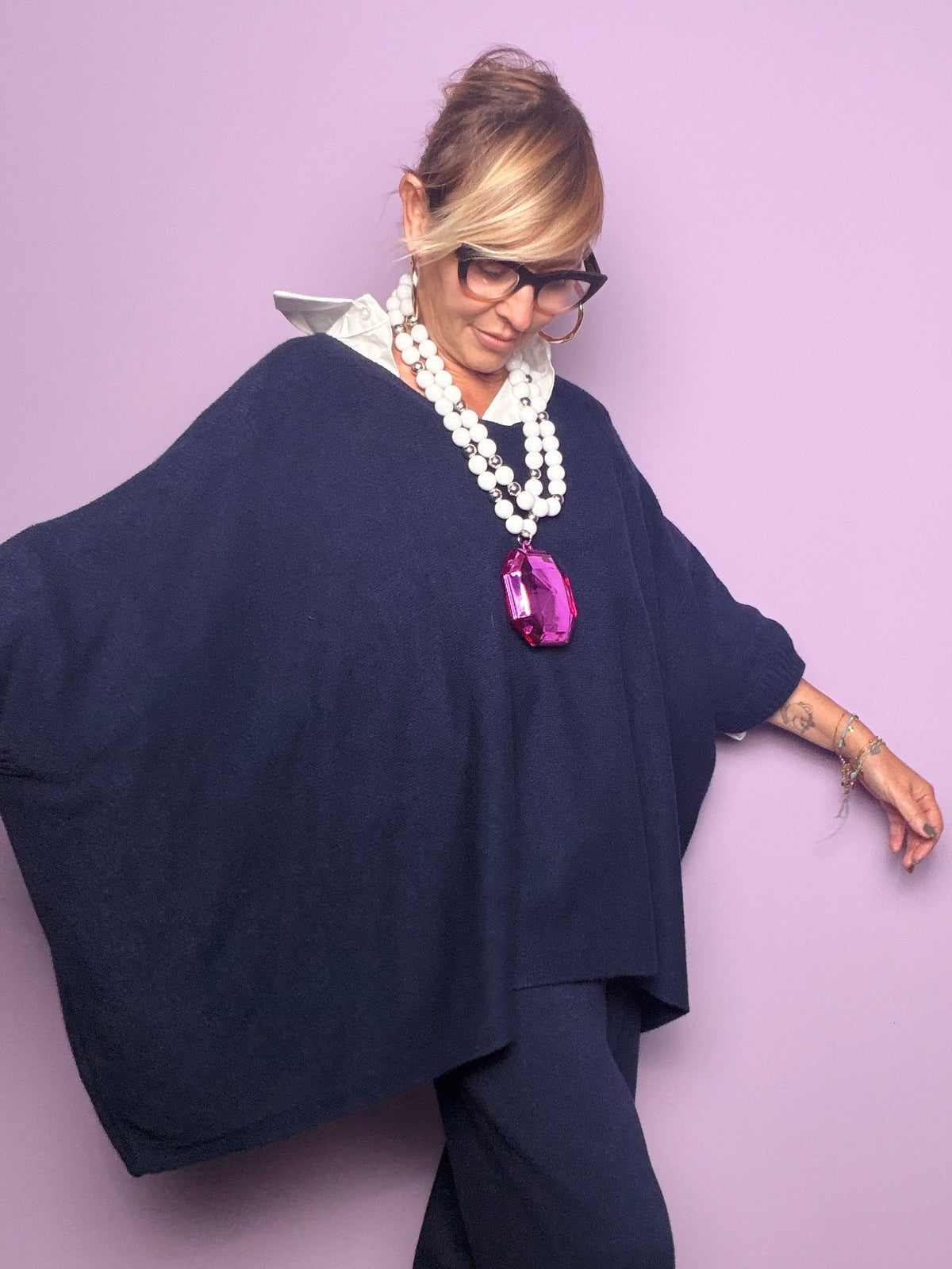 Maglia oversize a poncho Souvenir blu scuro, vista frontale con maniche aperte