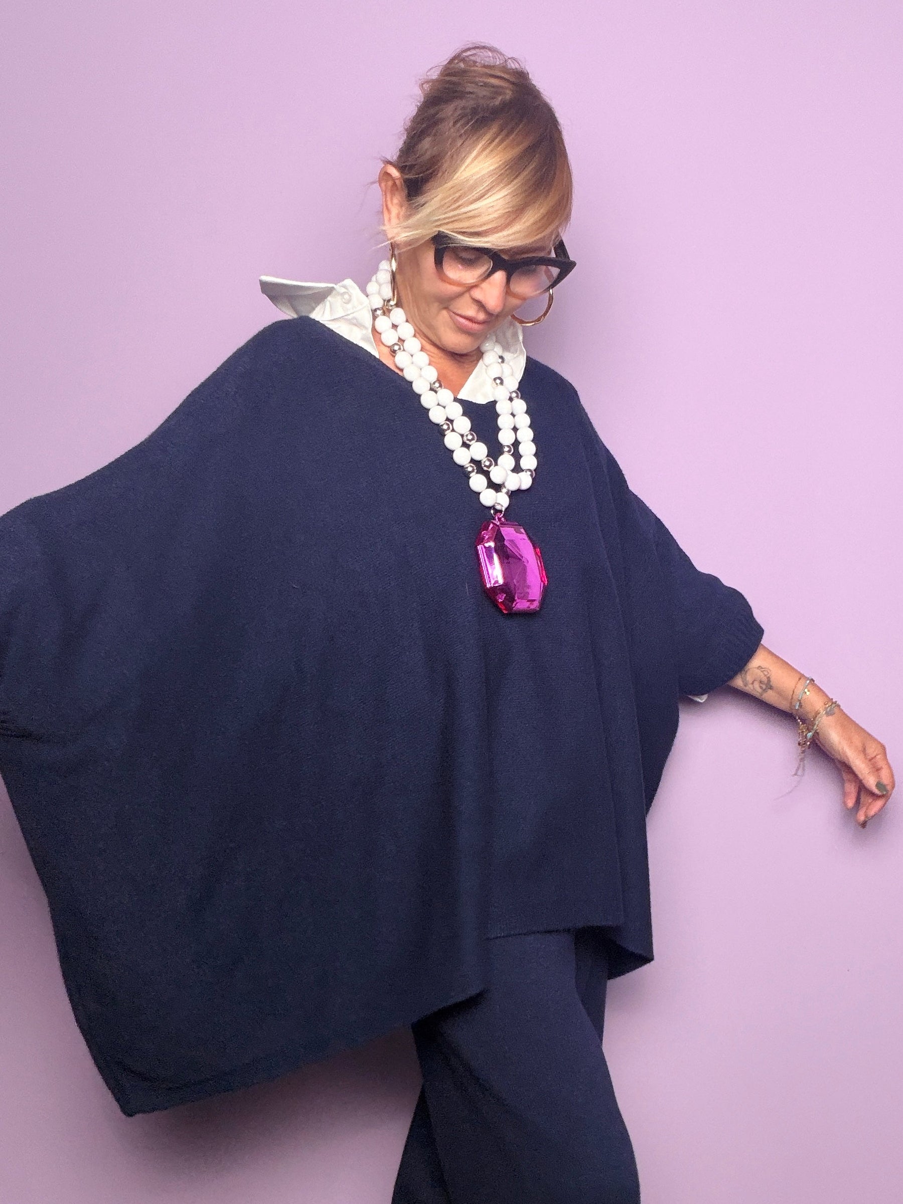 Maglia oversize a poncho Souvenir blu scuro, vista frontale con maniche aperte
