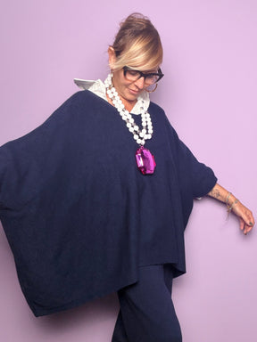 Maglia oversize a poncho Souvenir blu scuro, vista frontale con maniche aperte