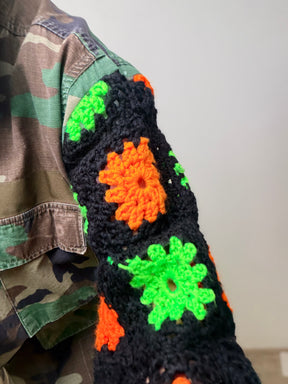 Giacca Militare Camouflage con Maniche Granny Square Uncinetto