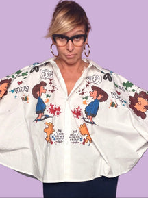 Retro della camicia Female azzurro chiaro con illustrazioni e macchie di colore