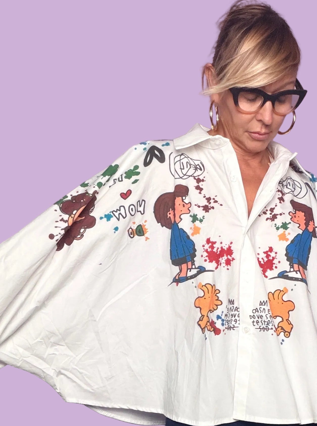 Camicia oversize Female bianca con stampa fumetto e maniche a palloncino, vista frontale
