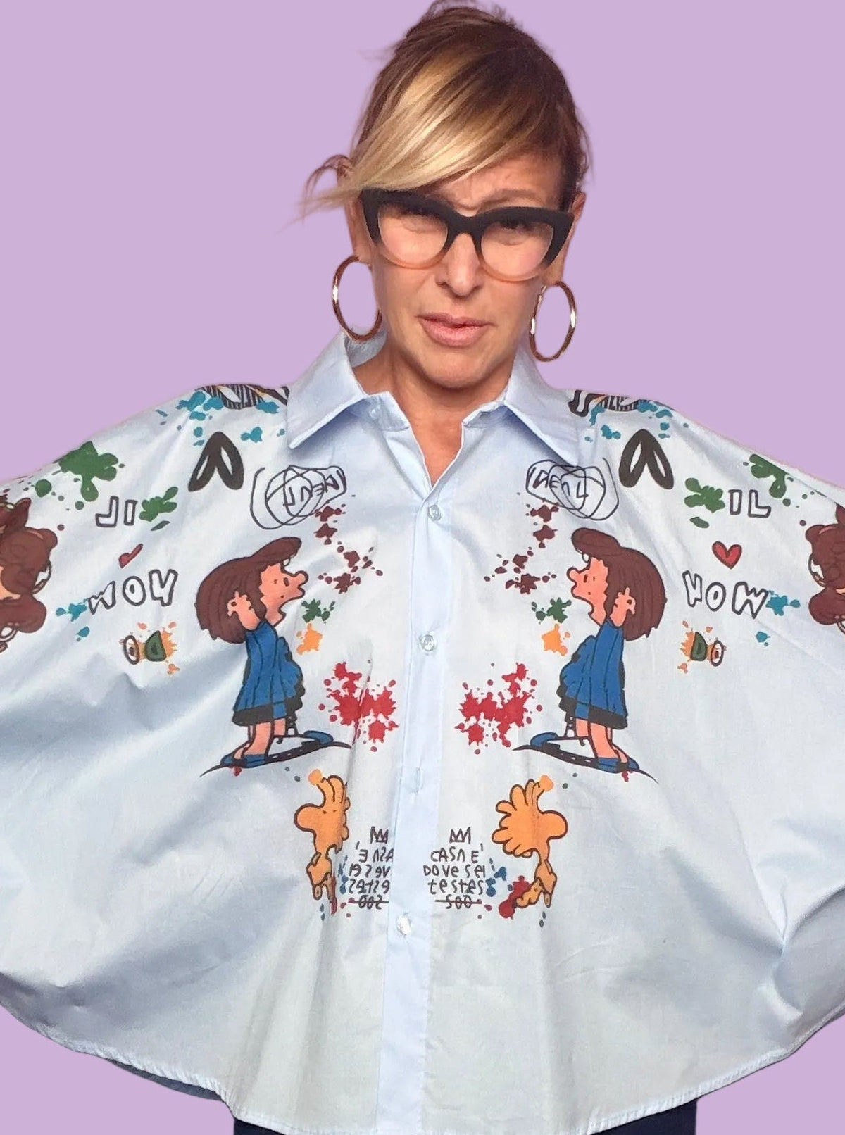 Camicia Female bianca con stampa multicolore, vista di tre quarti