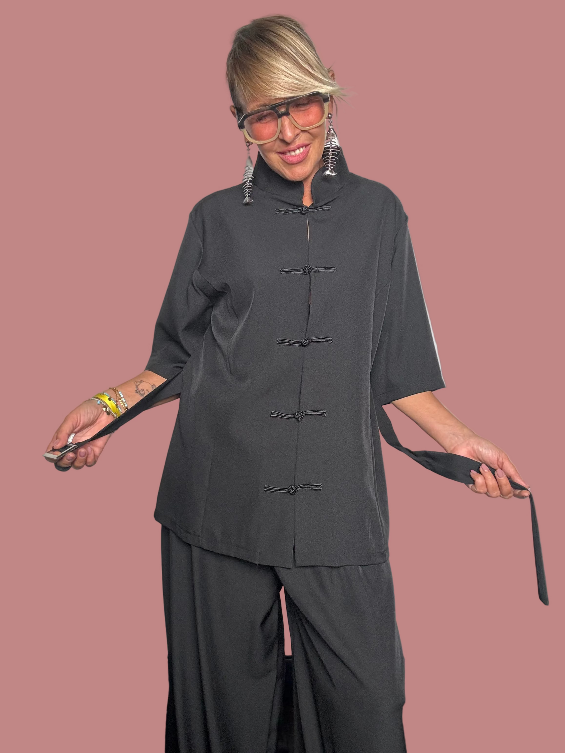 Completo Nero Tokyo – Casacca con Alamari e Pantalone Palazzo