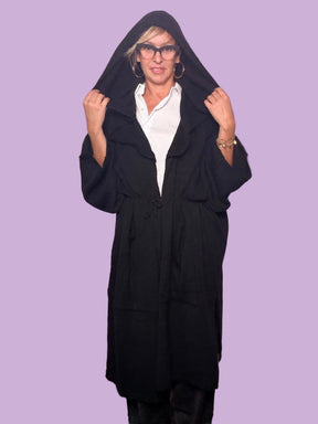 Cardigan nero Susy Star indossato con cappuccio alzato e davanti aperto