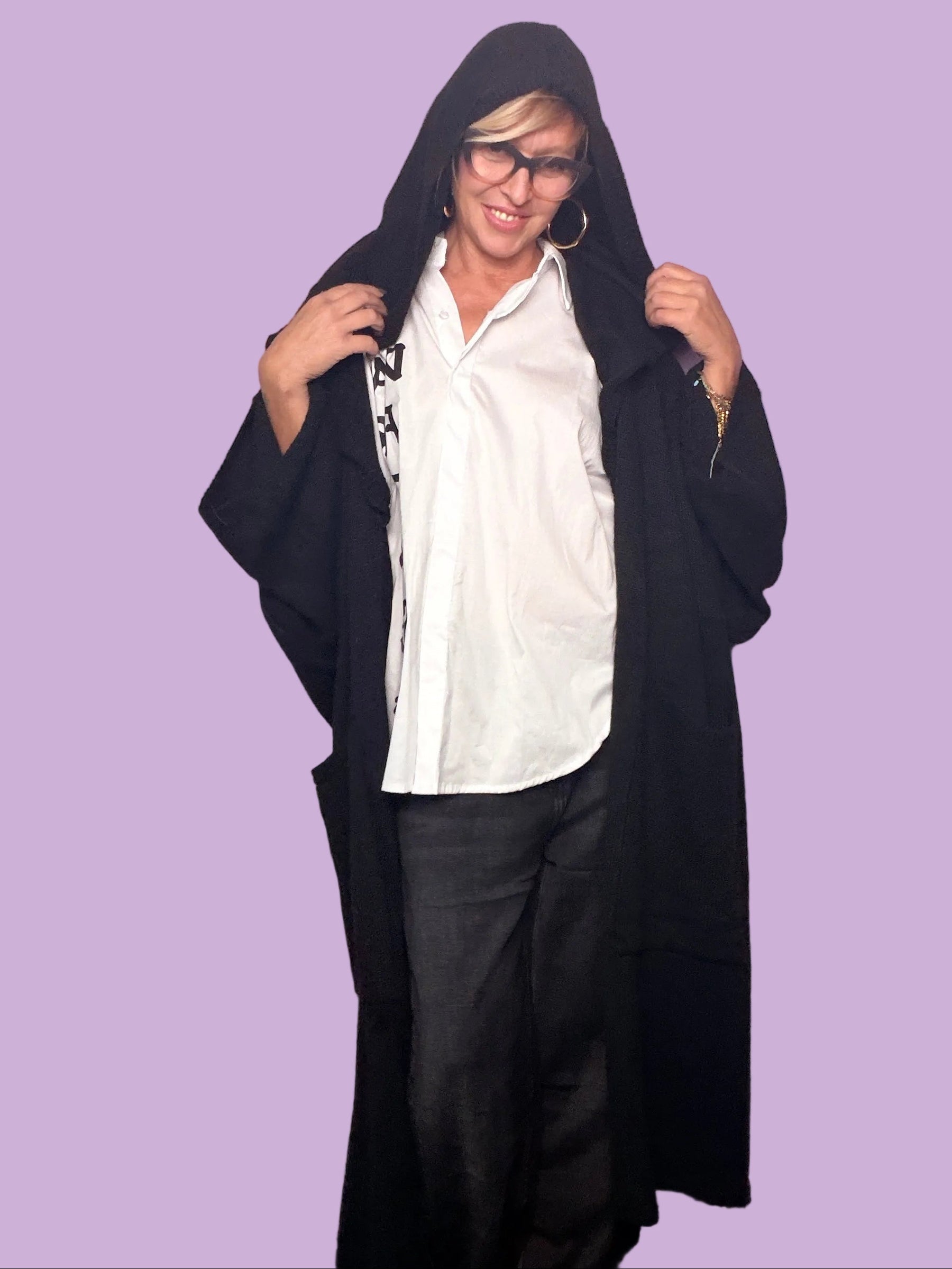 Cardigan Susy Star nero con cappuccio, dettaglio del volume delle maniche