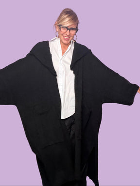 Cardigan lungo nero Susy Star con cappuccio abbassato sulle spalle