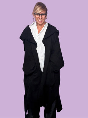 Cardigan lungo oversize nero Susy Star, vista frontale con maniche aperte