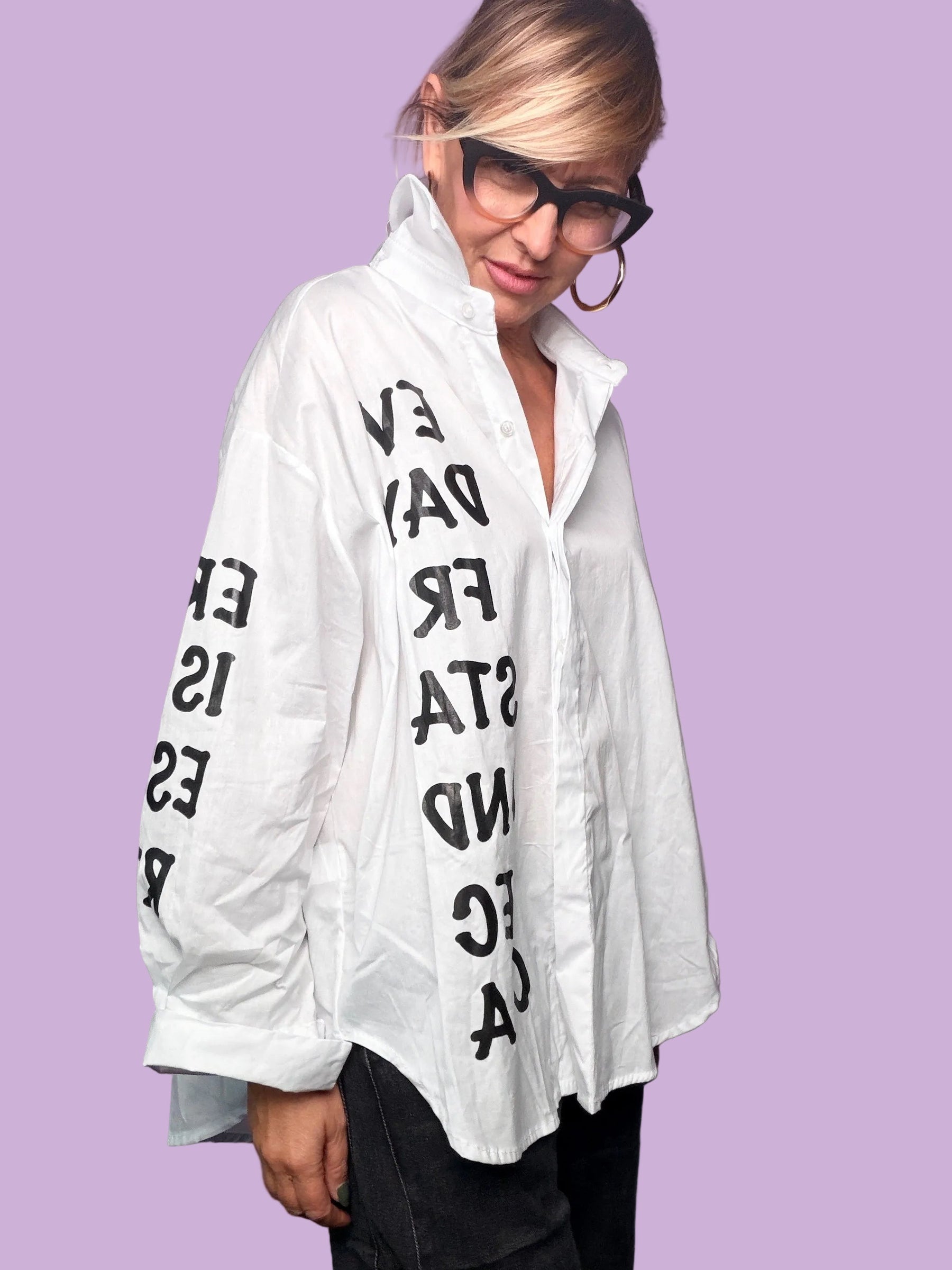 Camicia bianca oversize Female con scritte nere verticali, vista frontale