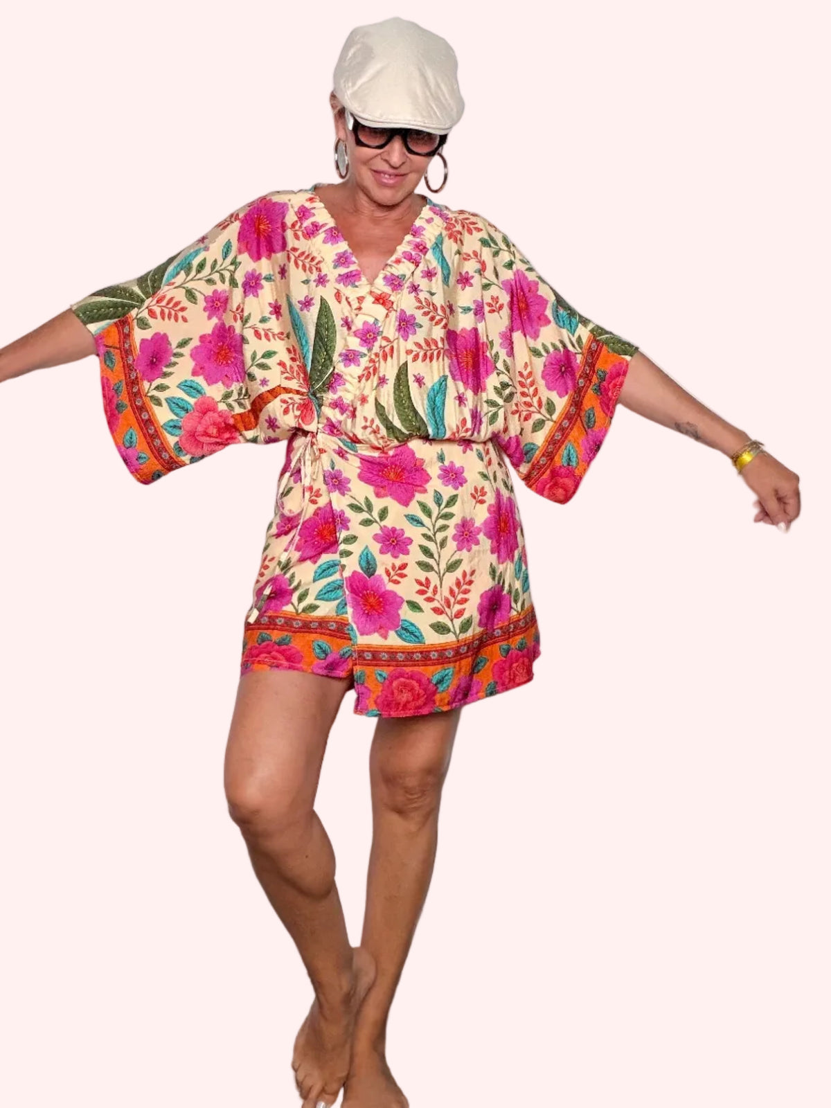 Completo kimono floreale beige - vista frontale con braccia aperte