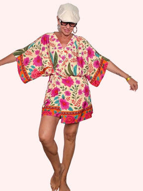 Completo kimono floreale beige - vista frontale con braccia aperte