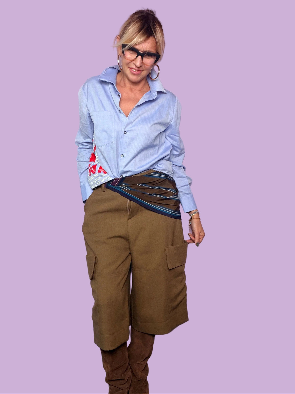 Bermuda cargo Souvenir color cammello con tasche laterali, vista frontale indossata