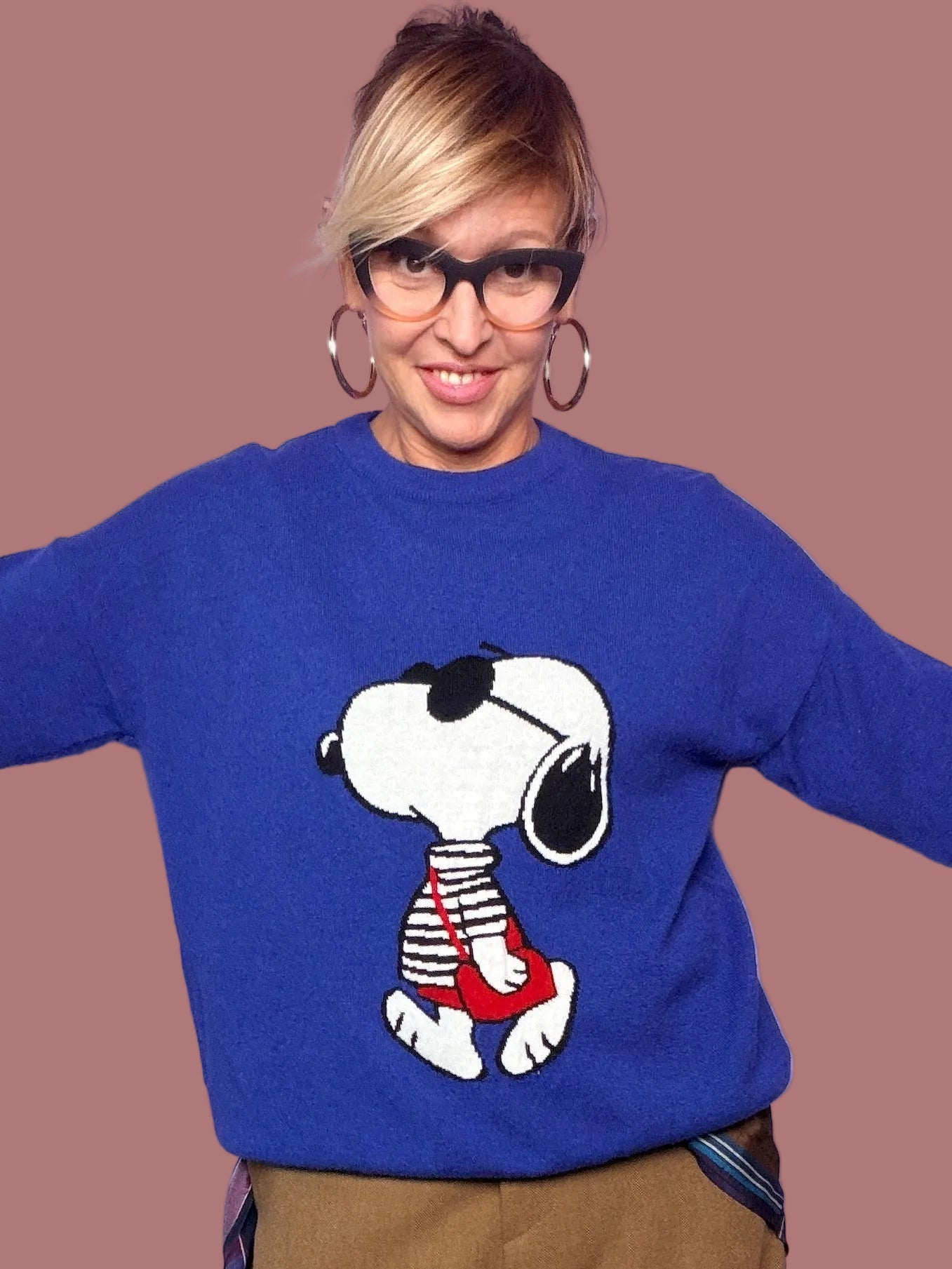 Maglia Souvenir marrone scuro con motivo fumetto bianco e nero e dettagli rossi