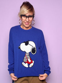 Maglia blu Souvenir a maniche lunghe indossata con pantaloni cargo