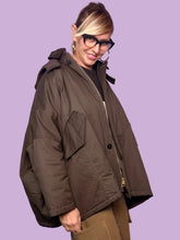 Parka oversize Souvenir marrone oliva, vista frontale con maniche aperte