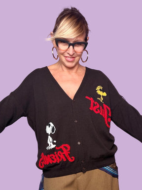 Dettaglio del cardigan Souvenir con motivi bianchi e gialli e scritte rosse