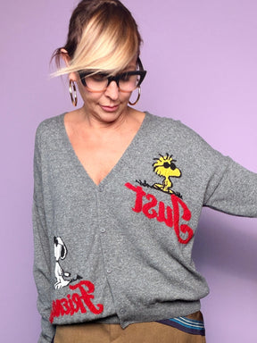 Dettaglio della fantasia multicolore sul cardigan grigio mélange Souvenir