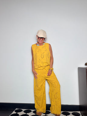 Pantalone sangallo paisley giallo - look completo laterale