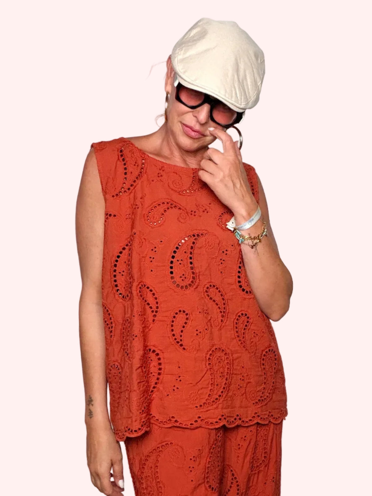 Camicia sangallo paisley ruggine - look completo