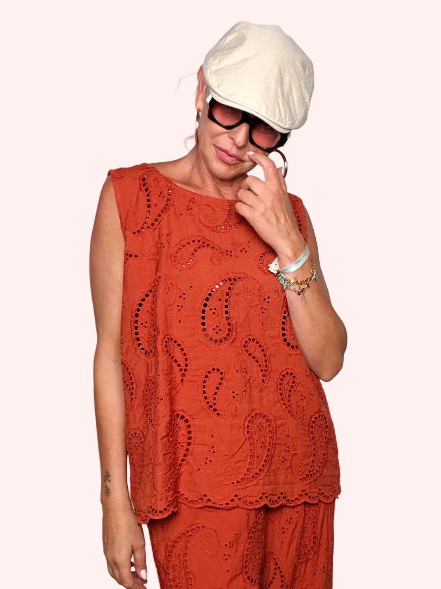 Camicia sangallo paisley ruggine - look completo
