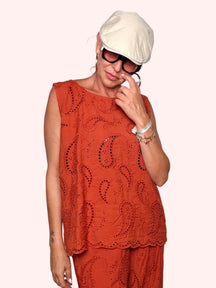 Camicia sangallo paisley ruggine - look completo