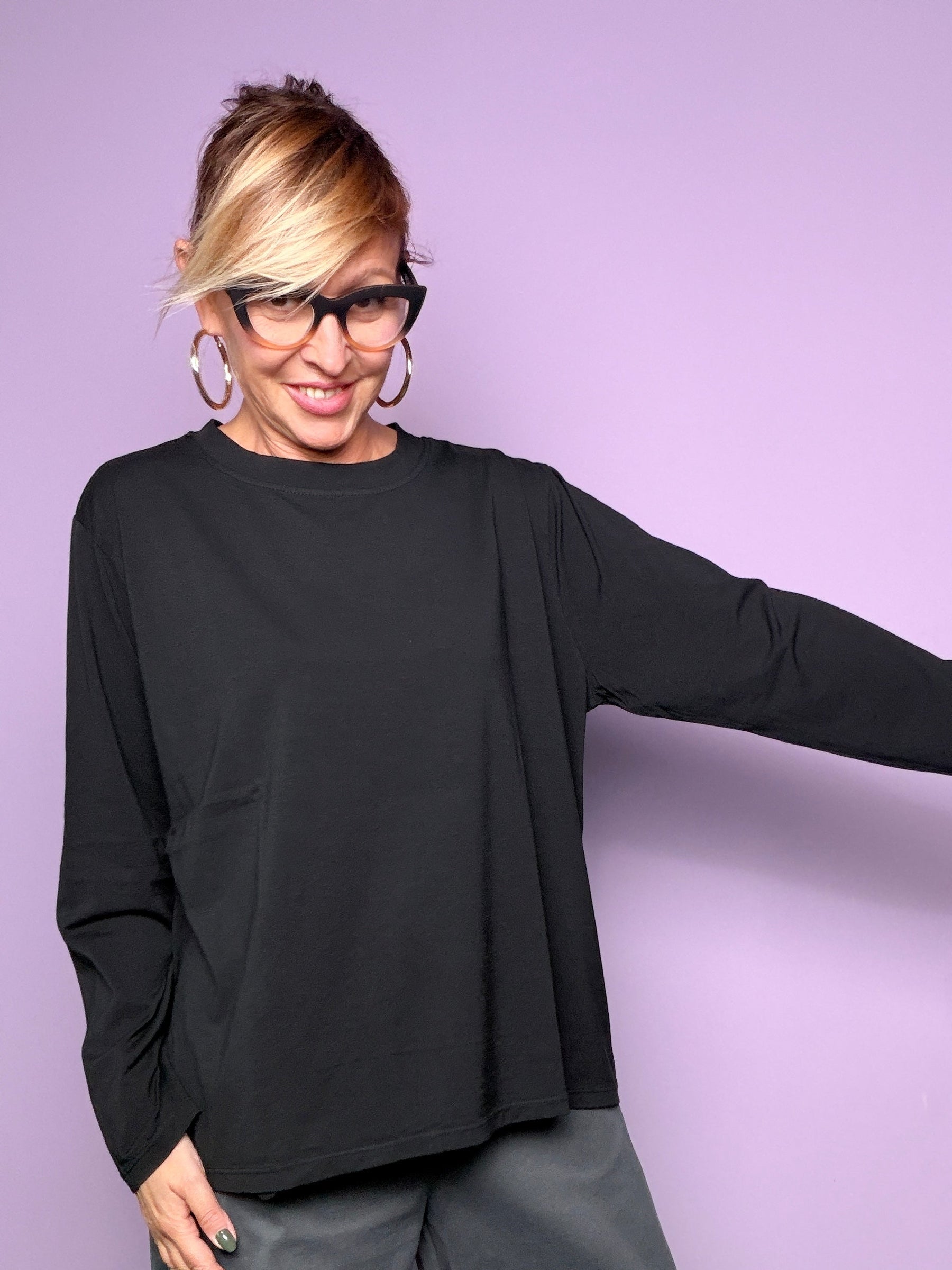 Maglia nera Susy Star indossata, con linea morbida e maniche lunghe